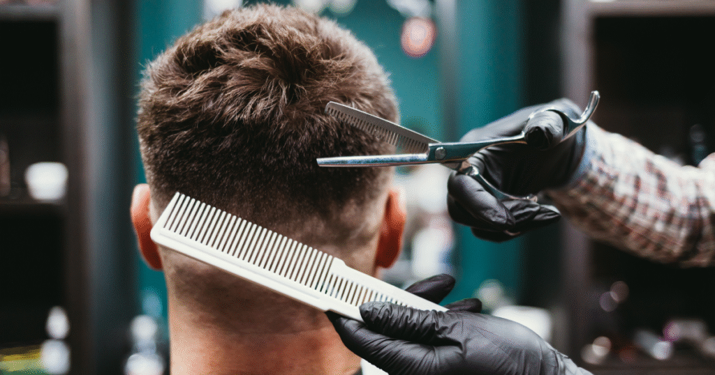 Como Ser Mais Atraente: Guia Completo para os Homens 6 Imagem Representando um Homem Cortando Cabelo, simbolizando como ser mais atraente